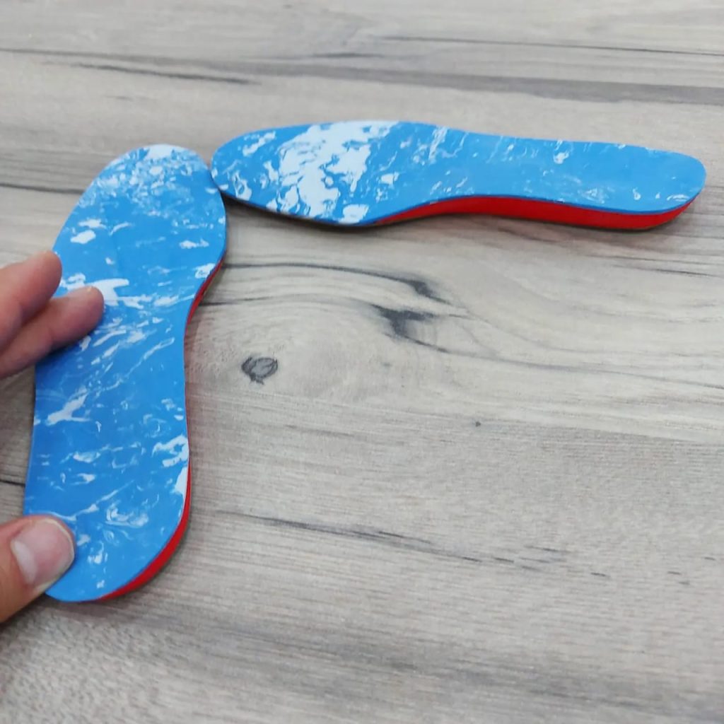Semelle orthopédique fini bleu et rouge